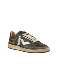 Sneaker in pelle grigio scuro con logo bianco laterale, lacci beige, suola beige texturizzata e colletto imbottito per il comfort.