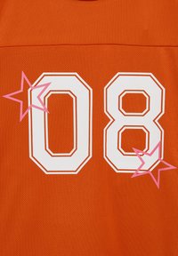 Pomarańczowa sportowa tkanina z białą konturą numeru 08 oraz dwoma różowymi konturami gwiazd zachodzącymi na cyfry.