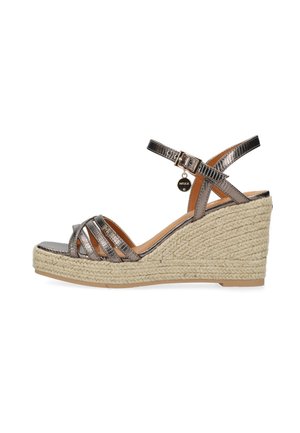 Metalen zilveren sleehak sandaal met geweven jute zool, voorzien van meerdere gekruiste bandjes en verstelbare enkelgesp. Gladde textuur.
