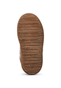 Hnědá gumová podrážka s texturedními drážkami, obsahující otisk loga a označení velikosti. Design je plochý s zaoblenými okraji.