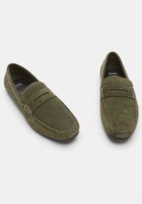 Oliwkowe zamszowe loafersy z wyszywaną stylizacją mokasynów i designem typu slip-on, z detalem ze skóry na wierzchu.