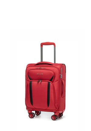 Rode koffer met vier draaibare wielen, een uitschuifbare handgreep en voorzakken met rits. Gemaakt van duurzaam materiaal en voorzien van zwarte accenten.