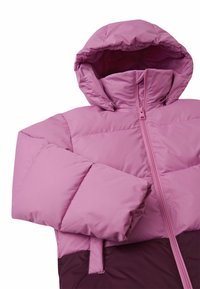 Giacca imbottita rosa con cappuccio, dotata di chiusura a zip, tessuto testurizzato e una parte inferiore di un rosa più scuro in contrasto.