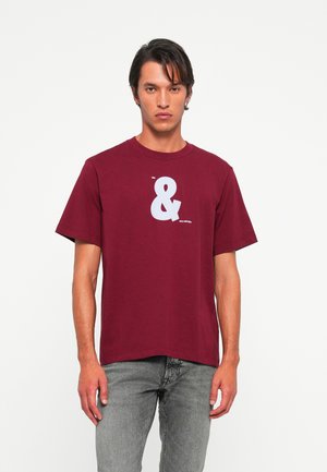 20S GRAPHIC TEE - Print T-shirt - renaissance red