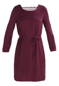 Burgundy långärmad klänning med fyrkantig halsringning, spetsdetaljer och avtagbart bälte. Slät tygkvalitet med en avslappnad passform och knälång design.