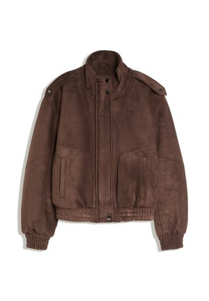 Blouson bomber en daim marron avec col montant, boutons-pression, poignets élastiques et deux poches avant sur fond blanc.