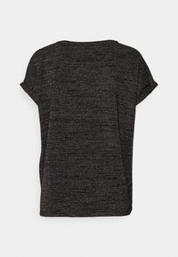 Haut en maille noir à manches courtes avec de subtiles taches argentées, col rond et coupe ample, présenté de dos sur un fond uni.