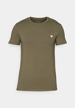 T-shirt verde oliva a maniche corte realizzato in cotone. Presenta un collo rotondo e un piccolo logo a triangolo rosso sul lato sinistro del petto. Texture liscia.