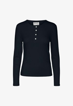 Svart langermet ribbestrikket genser med henley-krage, med fem runde hvite knapper foran og en tettsittende silhuett.