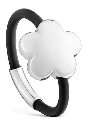 Pulsera de goma negra con un colgante en forma de flor de plata pulida y un detalle de cierre curvado de plata.