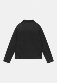 Černá džínová bunda s dlouhými rukávy, klasickým límcem a zapínáním na knoflíky. Obsahuje dva knoflíky na spodním okraji a jednoduchý design zad.