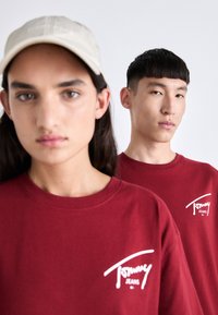Tommy Jeans SIGNATURE TEE - T-shirt estampada - regatta red