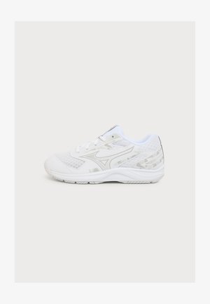 Zapatilla deportiva blanca con patrones geométricos gris claro, paneles de malla y una suela texturizada, mostrada de lado sobre un fondo liso.