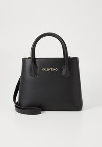 Bolso de mano de cuero negro con doble asa, logo dorado "VALENTINO", forma estructurada y correa de hombro desmontable. Textura suave, diseño minimalista.