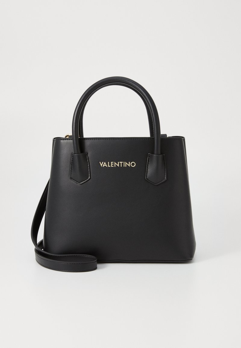 Bolso de mano de cuero negro con doble asa, logo dorado "VALENTINO", forma estructurada y correa de hombro desmontable. Textura suave, diseño minimalista.
