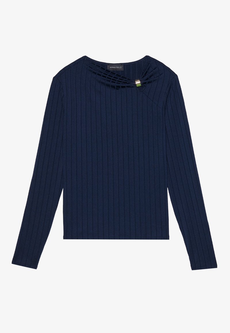 Maglietta a maniche lunghe a coste di colore blu navy con scollatura rotonda, caratterizzata da un dettaglio a torsione decorativo e una piccola decorazione metallica.