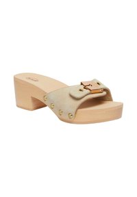 Sandalo con tacco in suede beige, dotato di piattaforma in legno, borchie dorate lungo i lati e fibbia decorativa dorata su una larga cinghia.
