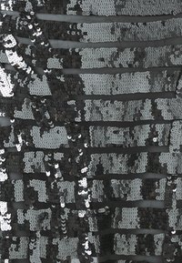 Kopírovaná tkanina v čiernej a striebornej farbe s flitrami obsahuje horizontálne pruhy rôznych veľkostí, čo vytvára textúrovaný, odrazový vzor na tmavom pozadí.