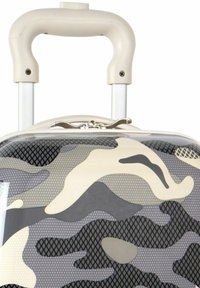 Valigia rigida con un design camouflage in grigio, crema e nero. Presenta una cerniera argentata e un manico retrattile beige.