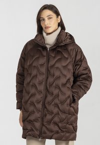 Brązowa pikowana kurtka puchowa z kapturem, zapinana na zamek, z teksturowanym wzorem. Posiada boczne kieszenie oraz lekkie, gładkie wykończenie.