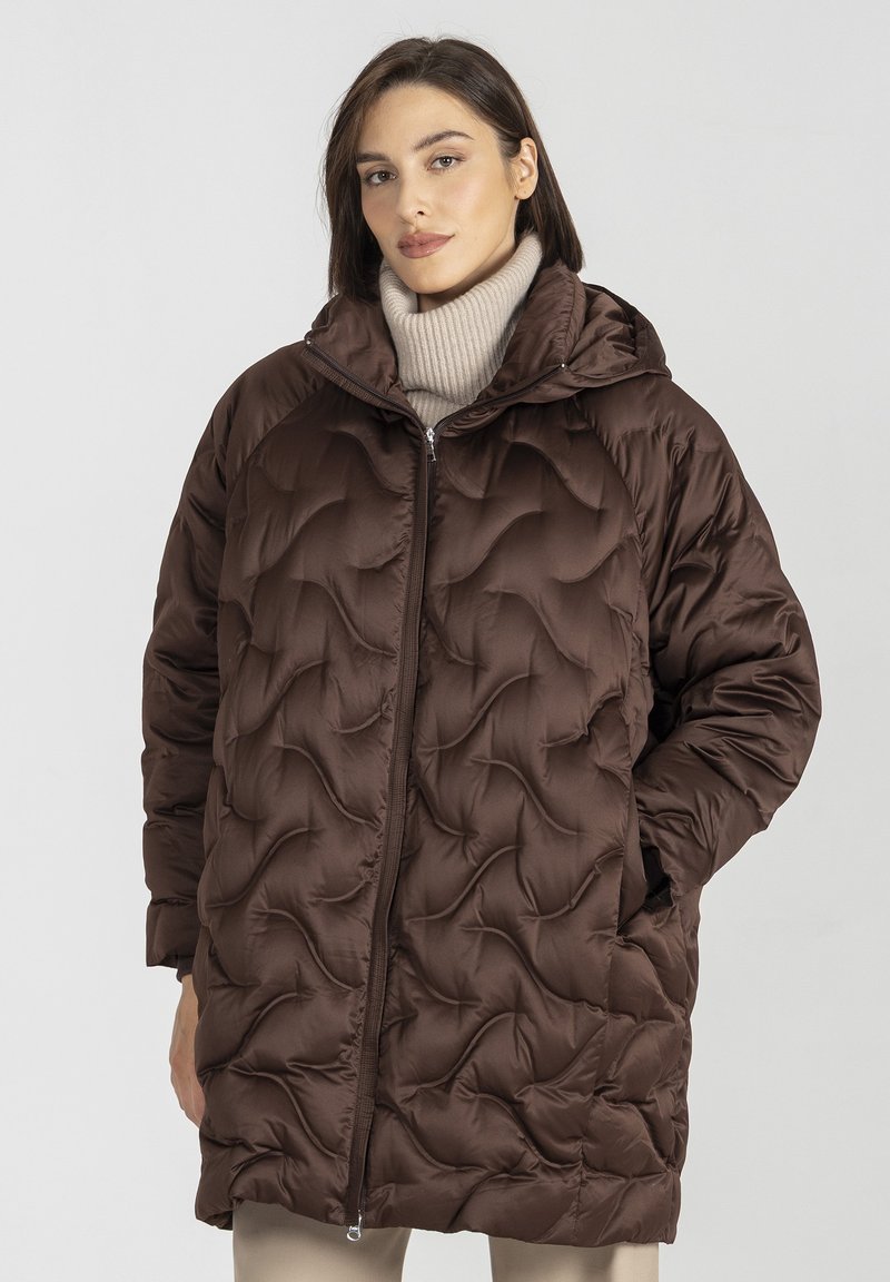 Brązowa pikowana kurtka puchowa z kapturem, zapinana na zamek, z teksturowanym wzorem. Posiada boczne kieszenie oraz lekkie, gładkie wykończenie.