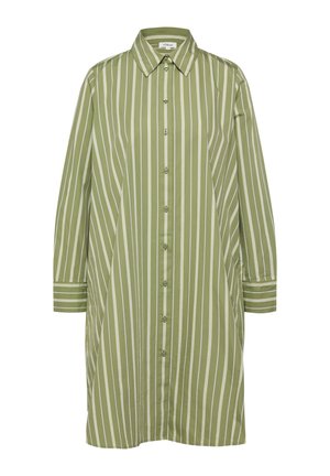 Langärmliges olivgrünes Hemdblusenkleid mit weißen vertikalen Streifen, durchgehender Knopfleiste, spitzem Kragen und geknöpften Ärmeln.