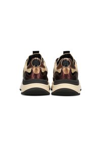 Un paio di sneakers beige e marrone metallico viste da dietro, con loghi circolari neri e suole spesse bianche con battistrada nero.