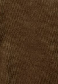 Bruine corduroy stoftextuur met verticale ribbels en een zachte, fluweelachtige uitstraling.