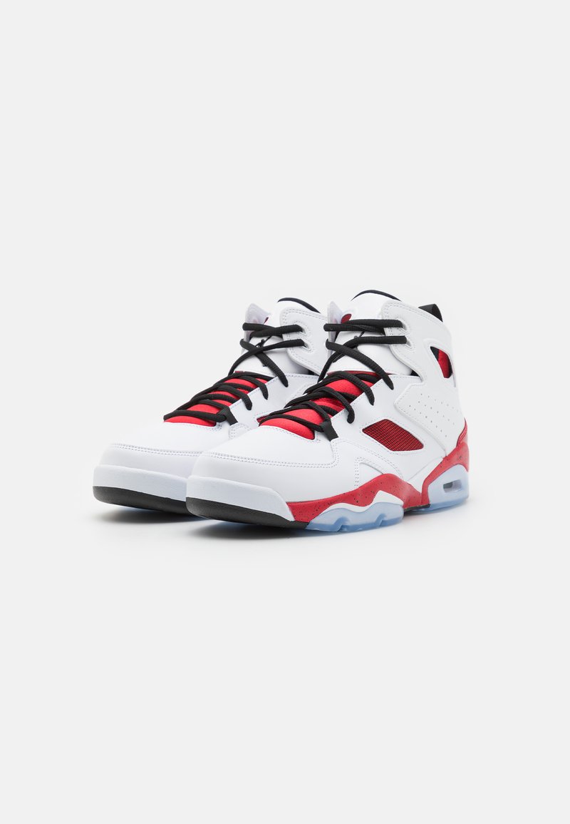 Des baskets montantes présentant une empeigne en cuir blanc avec des accents rouges, des lacets noirs, un panneau en mesh et une semelle translucide bleue.