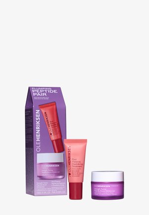 Zestaw Ole Henriksen Plumping Peptide Pair zawiera różową tubkę preparatu do ust oraz mały fioletowy słoiczek nawilżacza, oba w eleganckim opakowaniu.