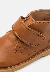 Petit Nord Copenhagen DESERT BOOT UNISEX - Lauflernschuh - cognac
