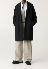 PULL&BEAR Krátký kabát - black