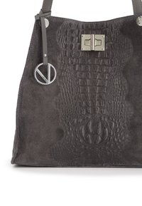 Szara torba wykonana z fakturowanej skóry z wzorem krokodyla. Posiada metalowy zamek, akcenty oraz okrągłą zawieszkę z logo.