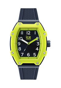 Reloj de hielo rectangular con caja de color amarillo neón, esfera negra texturizada, números horarios blancos y correa de goma azul marino.