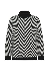 Melnā un baltā svītrainā turtleneck džemperis ar ševronu rakstu, ribota piedurkņu, apkakles un apakšas daļa, rādīts uz baltas fona.