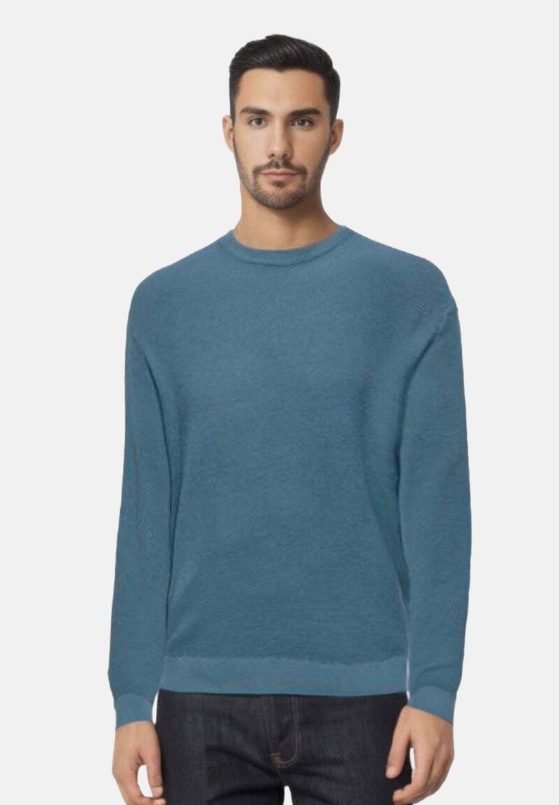 Maglione blu a girocollo in morbido materiale lavorato a maglia, con maniche lunghe, vestibilità comoda e polsini e orlo a costine. Texture liscia, senza motivi.