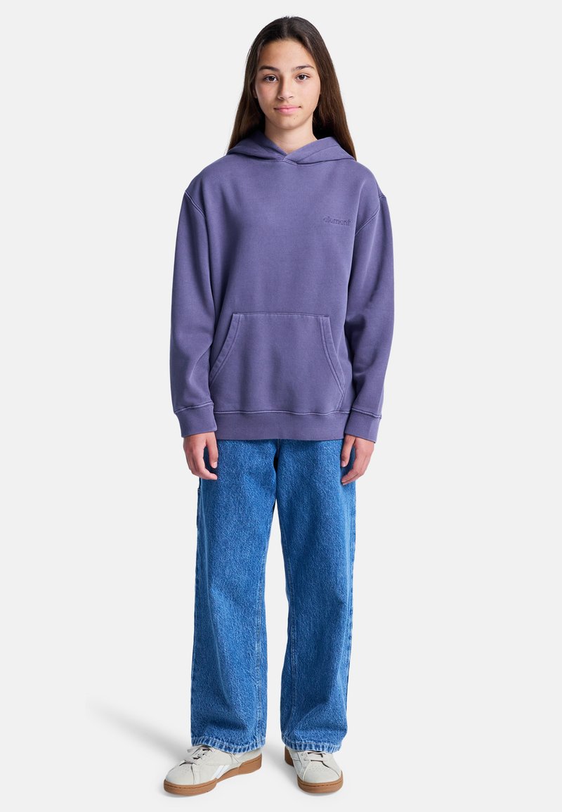 Lila Baumwoll-Hoodie mit Vordertasche und gesticktem Logo, kombiniert mit blauen Jeans mit weitem Bein und hellen Sneakers. Einfaches Design, lockere Passform.