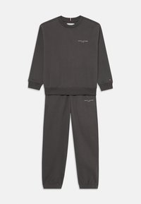 Grå bomulds sweatshirt og matchende bukser. Sweatshirten har rund hals og ribbede manchetter; bukserne har elastiske manchetter og logodetalje.