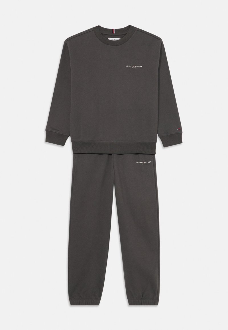 Grå bomulds sweatshirt og matchende bukser. Sweatshirten har rund hals og ribbede manchetter; bukserne har elastiske manchetter og logodetalje.