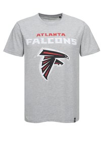 Šedé bavlněné tričko s kulatým výstřihem, na kterém je nad černým a červeným logem sokola text "ATLANTA FALCONS" v červené a bílé barvě.