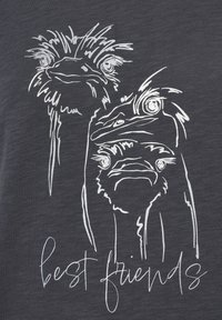 Graues T-Shirt mit weißer Linienzeichnung von drei Straußen und dem Text "beste Freunde" darunter, der ihre ausgeprägten Gesichtsmerkmale und Ausdrücke betont.