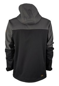 Chaqueta softshell negra con detalles grises, capucha y puños ajustables. Presenta un detalle de logo cerca del dobladillo y un acabado suave y mate.