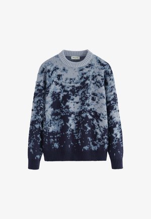 Pull en tricot bleu et gris à motif, avec un col rond, des manches longues et des poignets et un ourlet côtelés. Il présente une texture douce et une coupe régulière.
