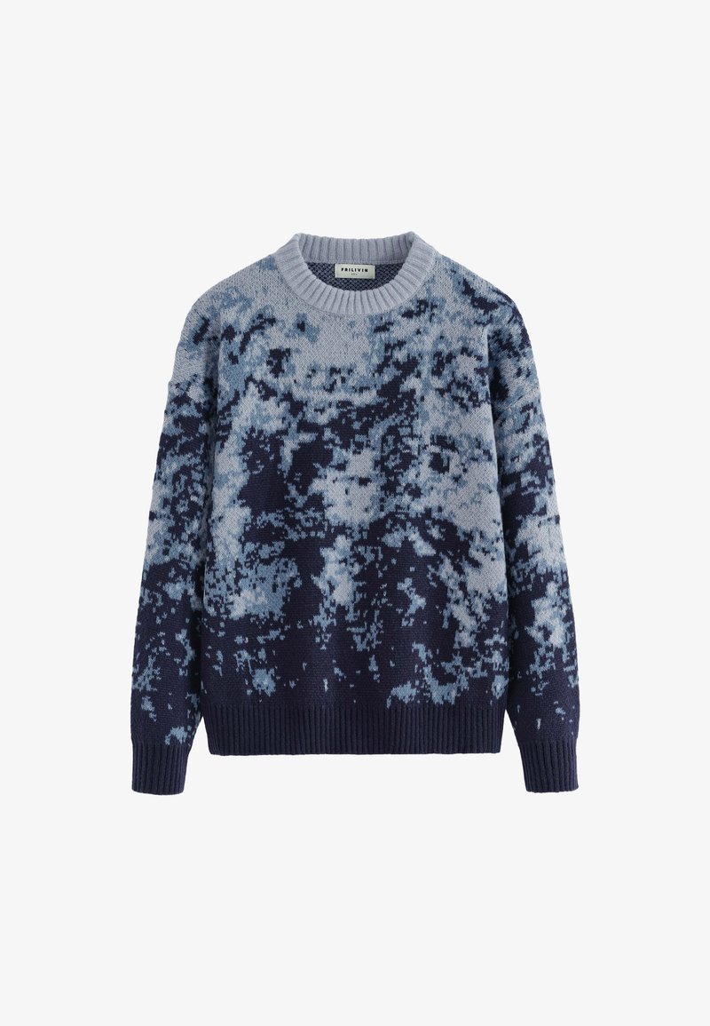 Pull en tricot bleu et gris à motif, avec un col rond, des manches longues et des poignets et un ourlet côtelés. Il présente une texture douce et une coupe régulière.