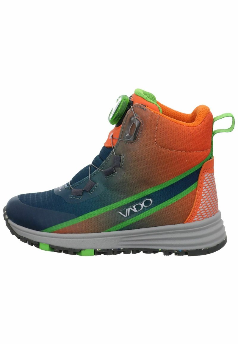 Scarpa alta blu e arancione con tomaia in rete, dettagli verdi, una chiusura circolare e una suola testurizzata con lugs multicolore.