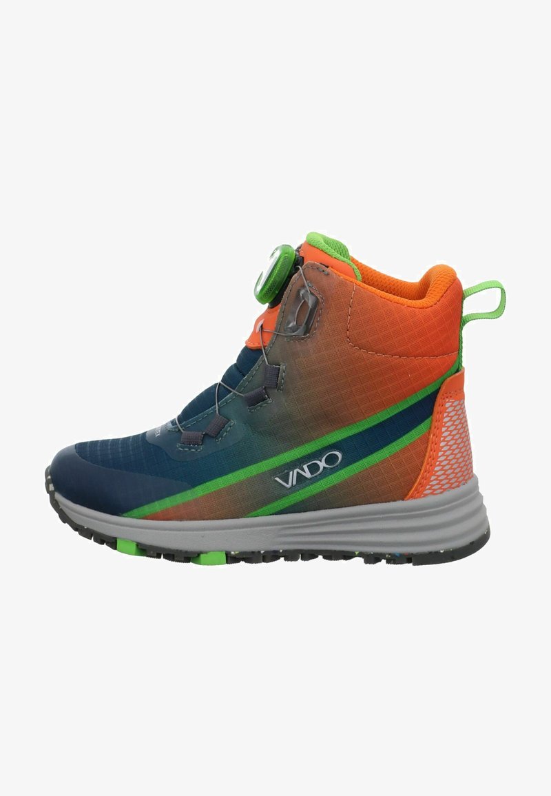 Baskets montantes bleues et oranges avec une tige en maille, des accents verts, un fermoir circulaire et une semelle texturée avec des crampons multicolores.