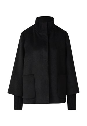 Veste noire avec un col montant, fabriquée en tissu lisse. Elle présente des poignets côtelés et deux poches avant avec des fermetures à rabat.