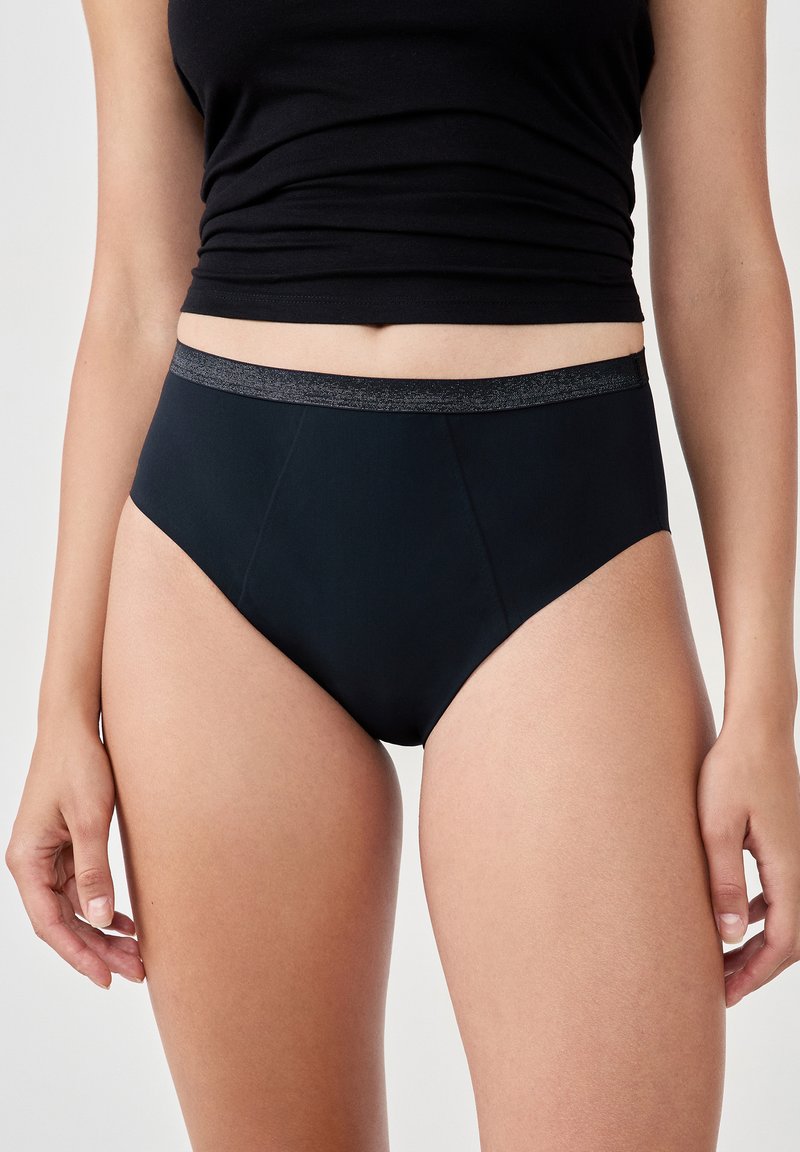 Czarne majtki z wysokim stanem wykonane z gładkiej tkaniny, z szarą elastyczną gumką w pasie oraz szwami po bokach.