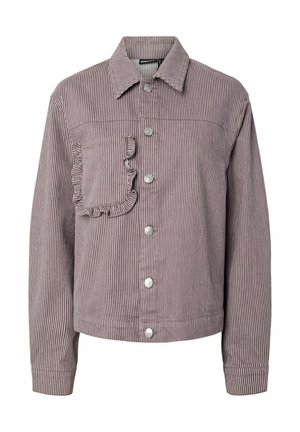 Veste boutonnée avec des rayures verticales violettes et blanches, dotée d'une poche à rabat froncée sur la poitrine gauche et d'un col classique.