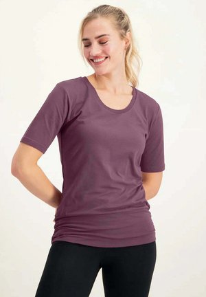 Kurzarm-T-Shirt in tiefem Lila, aus glattem Stoff gefertigt, mit rundem Halsausschnitt und taillierter Silhouette.
